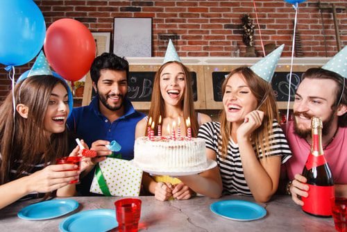 Personas celebrando digitalmente